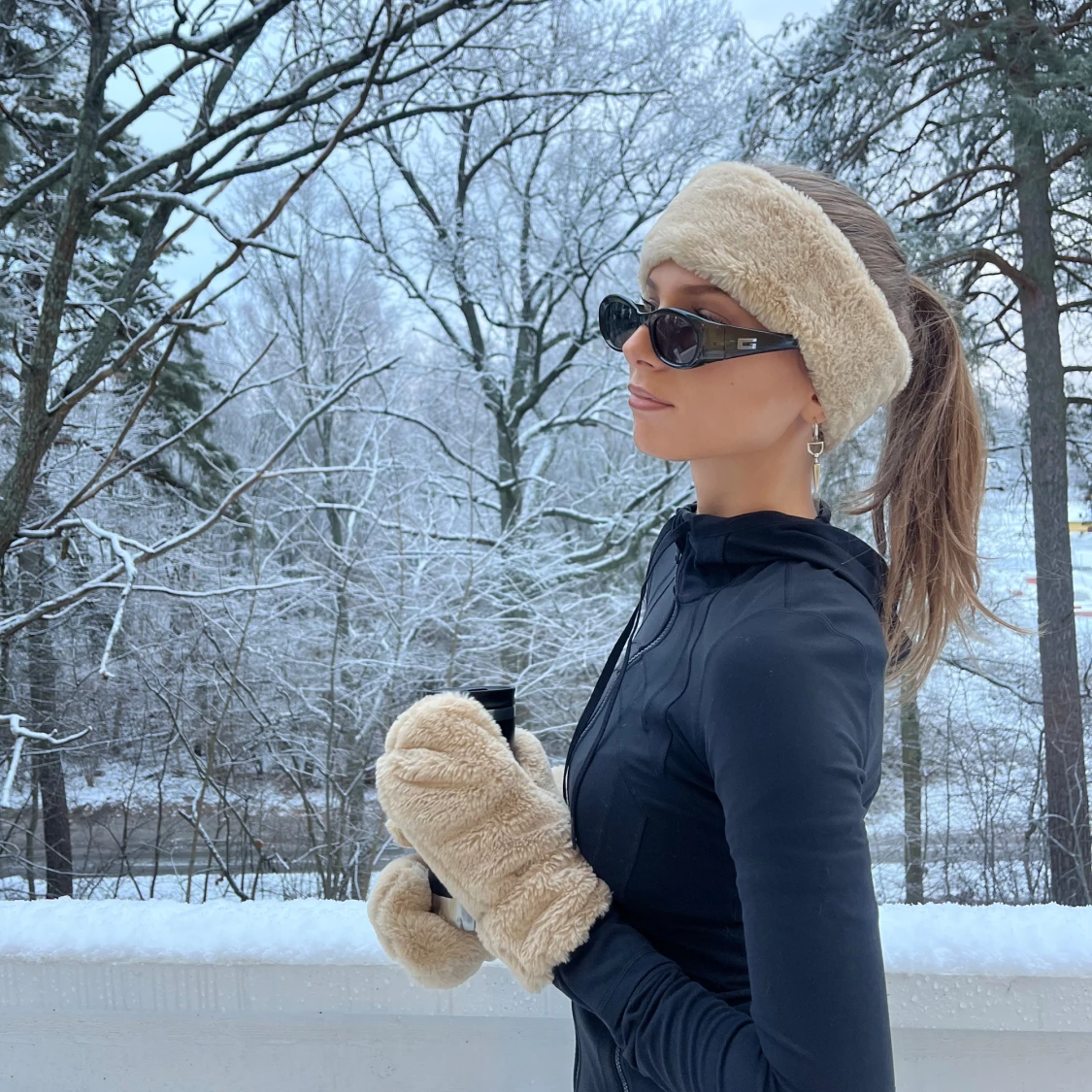 Beigea fluffiga vantar - 90