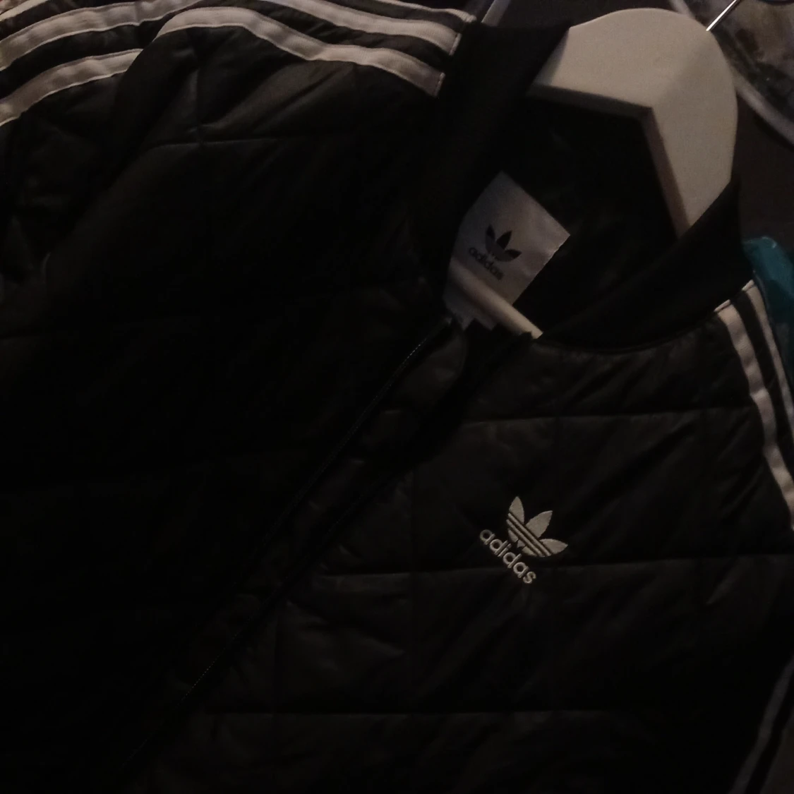 Svart quiltad bomberjacka från Adidas - 93