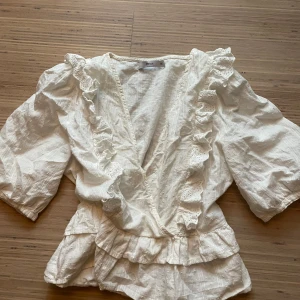 Söt blus  - Jättefin blus i vit färg, sparsamt använd, passar XS-S 💕