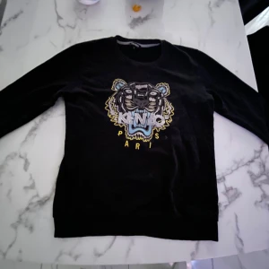 Svart kenzo tröja - Säljer en svart kenzo tröja för bra pris och mycke bra skick andledningen till att jag ska sälja den är att den är för stor på mig