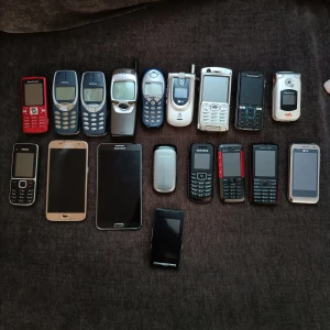Mobiler alla fungera - En samling av äldre mobiltelefoner i olika modeller och färger, inklusive klassiska Nokia-telefoner och tidiga Samsung-smartphones. Perfekt för samlare eller nostalgiker som vill återuppleva mobiltelefonernas utveckling. Laddare medföljer till vissa och andra finns inte laddare till. Men dom fungerar. Säljes inte styck utan paketpris.