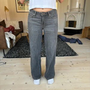 Jeans weekday - Säljer mina weekday jeans, i modellen ”AMPLE LOW RISE LOOSE WIDE LEG JEANS”. Färgen är urtvättad svart / grå. De är alltså lågmidjade och vida i benen. Jag är 163cm lång och de ser ut såhär på mig. Måttet rund midjan är 36 cm rakt över. Pris kan diskuteras! Storleken är w26 l32.