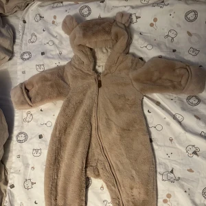 Barnoverall /vagnoverall - Säljer på grund av för liten använt 2 gånger så den är i princip helt ny! Jätte mysigt 