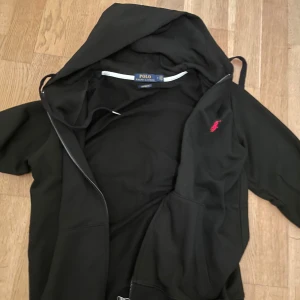 Polo hoodie  - Polo hoodie storlek M men passar som S. använd 2 gånger