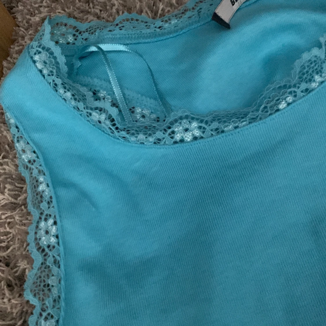 Turkos ärmlös topp med spetsdetaljer - 1