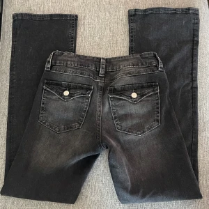 Bootcut jeans  - Superfina bootcut jeans från Gina tricot med fina fickor. Storlek 164/34 med tillgång till att ändra storleken i midjan själv! Nyskick💗