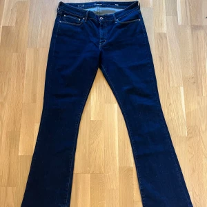 Mörkblå jeans från Levi's - Snygga mörkblå Levi's jeans i modellen Demi Curve med bootcut-stil. De är använda väldigt få gånger. De har en midwaist/lowais passform och klassiska femficksdetaljer. Jag säljer dem pga att dem inte kommer till användning. Köparen står för frakt och om har frågor är det bara att skriva💕