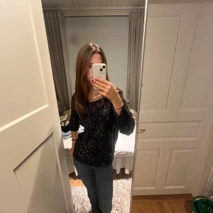 Glittrig stickad tröja  - Den är från gammal vero mods så den finns inte kvar i köpa super fin och festligt skriv för mer bilder 