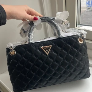 Väska guess  - Helt ny, från guess 