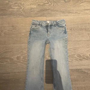 Ljusblå bootcut jeans från Gina Tricot - Snygga ljusblå bootcut jeans från Gina Tricot. De har en klassisk femficksdesign och är tillverkade i jeansmaterial. Perfekta för en avslappnad stil.