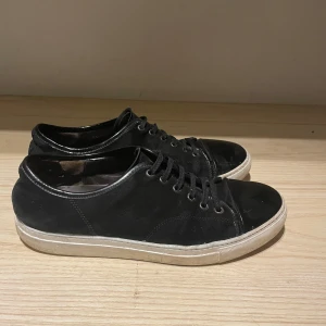 Lanvin - Skorna har blivit målad med nån skofärg på sulorna som håller på att gå bort man kan måla om men sulorna är inte så gula under färgen det är en spricka under sulan som man ser på bilden