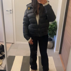 Svart dunjacka från Parajumpers - Säljer en snygg svart dunjacka från Parajumpers. Köpt förra året.Perfekt för kyliga dagar.