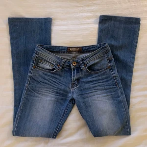 Low waist bootcut jeans - Jättefina jeans tyvärr för korta för mig💔 står ingen strl men skulle säga 34-36. Midjemått: 36 Innerbenslängd: 75