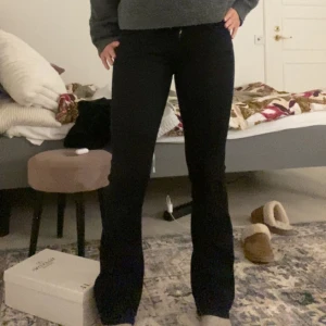 Svarta jeans från Lee - Skit snygga lågmidjade jeans från lee som passar någon XS. Jeansen är kolsvarta och har 2 knappar i fram och bootcut