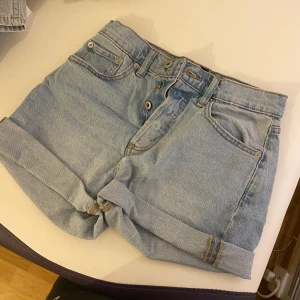 Ljusblå jeansshorts  - Snygga ljusblå jeansshorts. Aldrig kommit till användning då dom blivit för små. Passar en XS/S