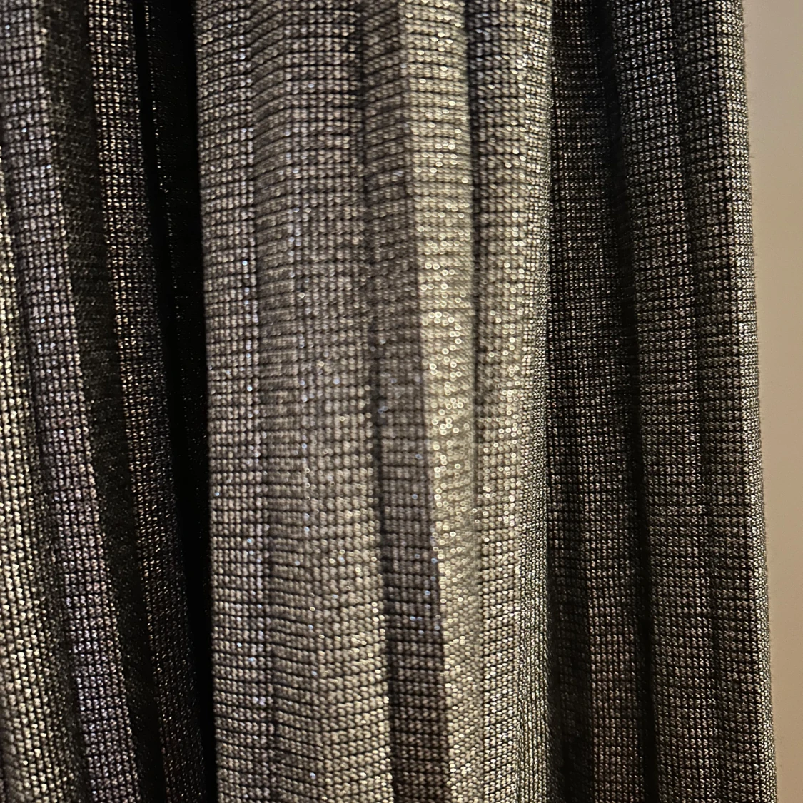 Glittrig långkjol med resårmidja - 90