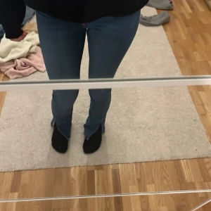 Blå jeans från Gina Tricot - Säljer ett par blå jeans från Gina Tricot, modell Molly. De har en tight passform och är mid waist med en klassisk femficksdesign. Perfekta för en stilren look.