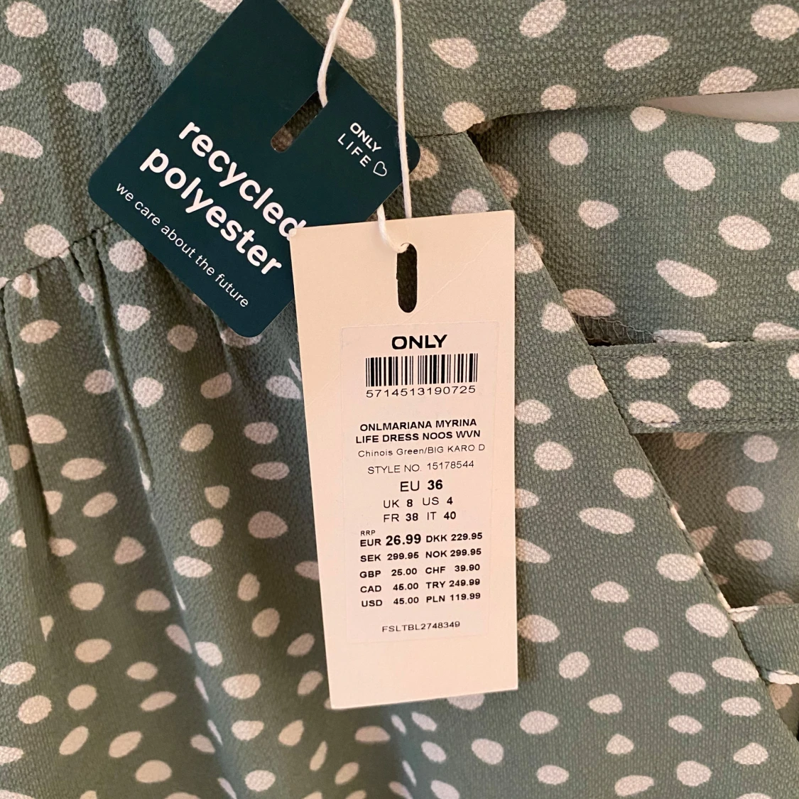 Grön prickig klänning från ONLY - 91