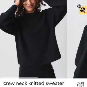 Svart stickad tröja från gina  - Säljer min svarta stickade tröja från Gina, köpte den i september men den var lite liten. Har ändå användt den några gånger men fortfarande i väldigt bra skick (nypris 400)