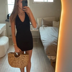 Strandklänning - Svart strandklönnkng med två knyten i ryggen och ett i nacken, använd få gånger 