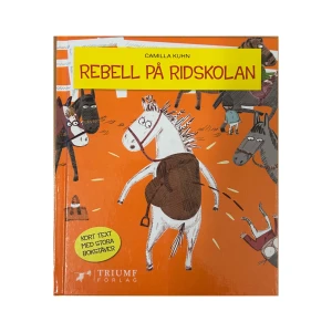 Rebell på ridskolan - En färgglad och rolig bok med kort text och stora bokstäver, perfekt för unga läsare. Omslaget är orange med illustrationer av hästar i olika situationer, vilket ger en humoristisk känsla.