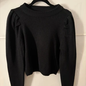 Svart stickad tröja med puffärmar - Säljer en svart stickad tröja med puffärmar från only. Tröjan är ribbad runt halsen och långärmad. Den är knappt använd💕