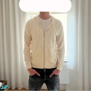 Zadig & voltaire - Säljer en benvit zadig voltaire kashmir hoodie i gott skick. Nypris är 3200. Hojta till vid funderingar