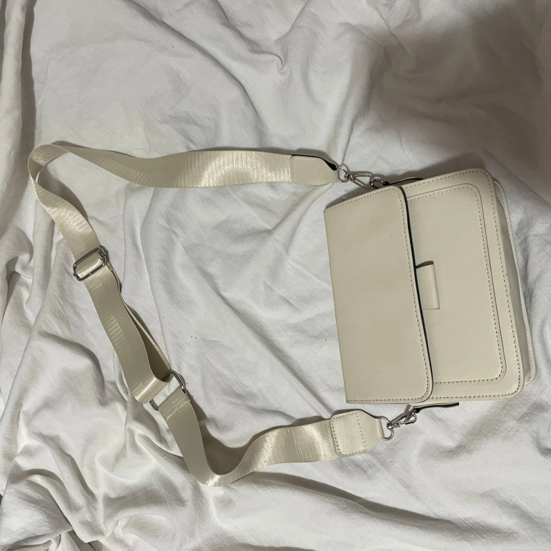 Beige axelväska med justerbar rem - 90