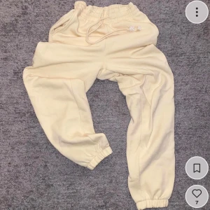 Beige mjukisbyxor med snörning - Säljer ett par bekväma beige mjukisbyxor med elastisk midja och snörning. Perfekta för en avslappnad stil.