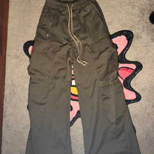 Gråa baggy  Cargos byxor - Köpta från Mnml.. kommer kostat dig ca 1500kr att beställa dom Inklusive frakt + Vänte tid för frakten (Mnml är hemsida lokaled In USA) Säljer mina för endast 700