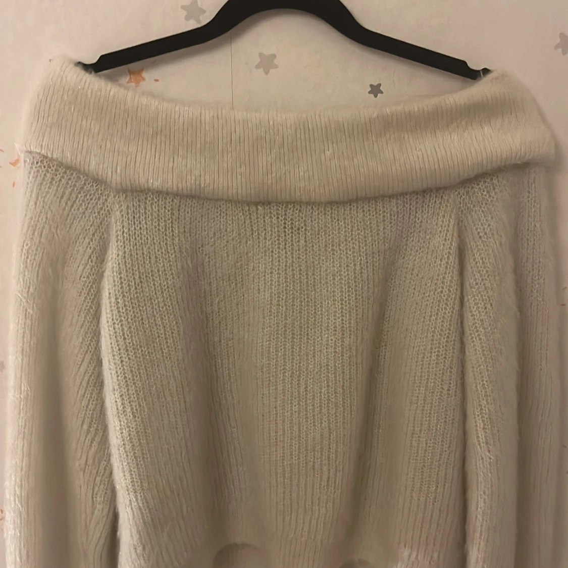 Vit stickad offshoulder-tröja från DIVIDED - 90