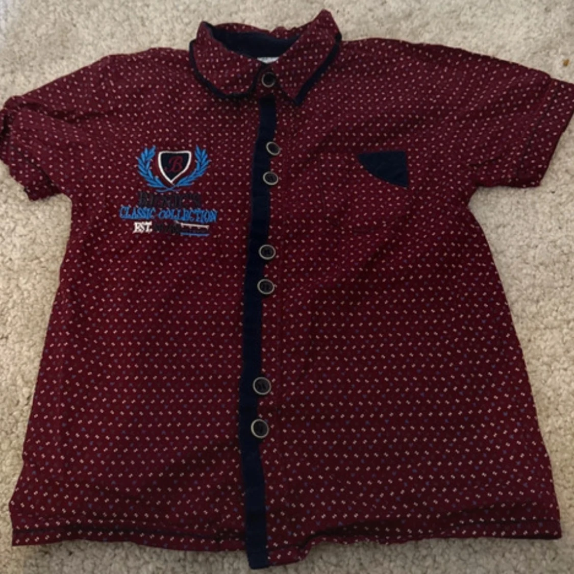 Röd kortärmad skjorta med mönster