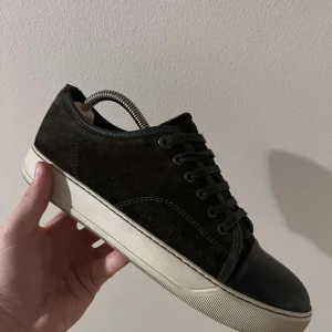 Lanvin bruna - Tja, säljer nu ett par lanvins i storlek 40/41, de är i använt men bra skick, finns en repa på Captoe men inget man tänker på, box finns, priset är ej hugget i sten, skriv vid frågor eller funderingar// mvh