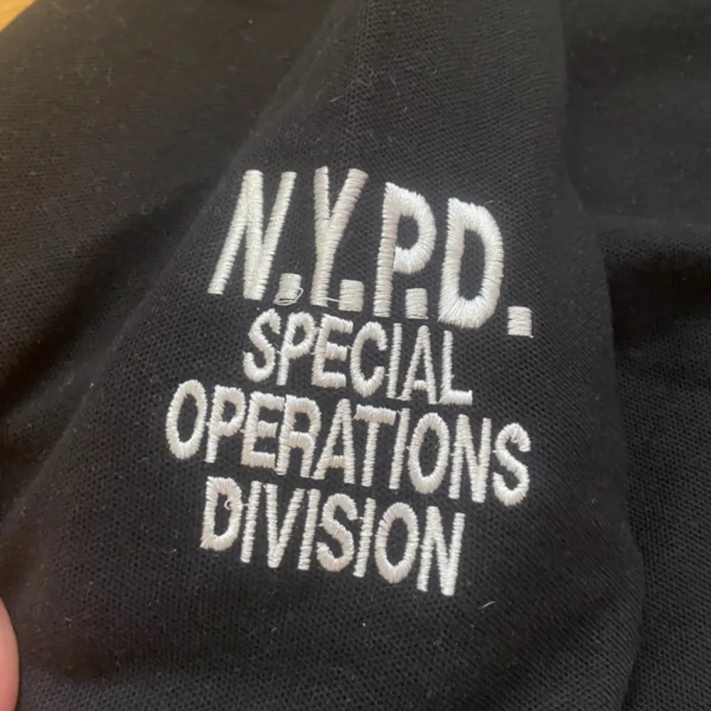 Köpt på vintagebutik i New York, en polo som användes inom NYPD , aldrig använt, den är baggy. . T-paidat.
