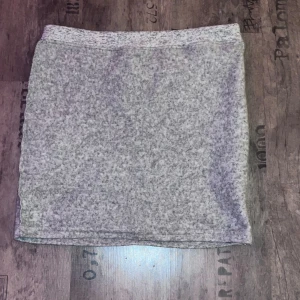 Grå stickad kjol - Mysig grå stickad kjol i kort modell. Perfekt för kyligare dagar med sin mjuka och varma känsla.