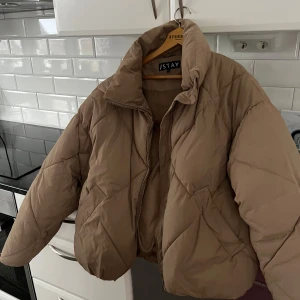 Beige pufferjacka från Stay - Den värmer jättebra och använt ba några gånger så den ser helt ny ut! Det står att den är xs men skulle säga att den passar alla upp till L.