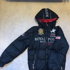 Svart dunjacka från Geographical Norway - Snygg svart dunjacka från Geographical Norway med broderade detaljer och tryck. Knappast använt den och I perfekt skick, väldigt varm och perfekta för vinter 