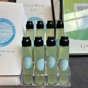 Fläckborttagnings penna  - Vår penna är gjord i mjukplast som gör att du kan trycka ut hur mycket medel du skulle behöva. Så det du gör är att du trycker på medel på fläcken. 
 En ny fläck ska du gnugga lite med spetsen av pennan eller fingret på en gammal kan du låta medlet sitta lite innan du börjar gnugga. 
 Vi rekommenderar att dutta lite vatten på fläcken också för då gör du dig säker på att det inte kommer bli kvar något av fläcken eller medlet. Då medlet faktiskt har en lukt! 
 