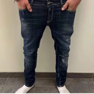 Mörkblå Dondup med slitningar! - Dessa feta jeans passar nu till vinter och är enligt mig den trendigaste typ av jeans på marknaden!  Denna modell är storlek 29 och sitter slim.  Modellen på jeansen är Tara och är även destroyed från fabrik! Ny pris = 3600kr, mitt pris = 799