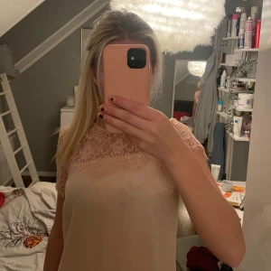 Rosa blus med spetsdetaljer - Säljer en rosa blus med vackra spetsdetaljer upptill. Knappt använd!