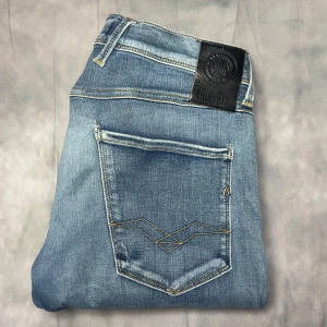 Replay Anbass Jeans - Riktigt snygga jeans från Replay. Model Anbass med hyperflex. Riktigt bra skick. Storlek 28/32