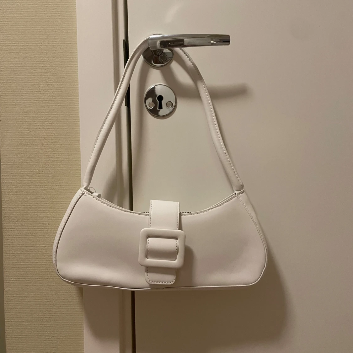 Vit axelväska med spänne