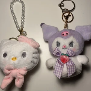 Söta hello Kitty/sanrio nyckelringar - Två mjuka nyckelringar med hello Kitty figurer. Köpta för ungefär 300kr styck Mrn aldrig använda.Perfekta som accessoarer för att ge en gullig touch till dina nycklar eller väska.💓