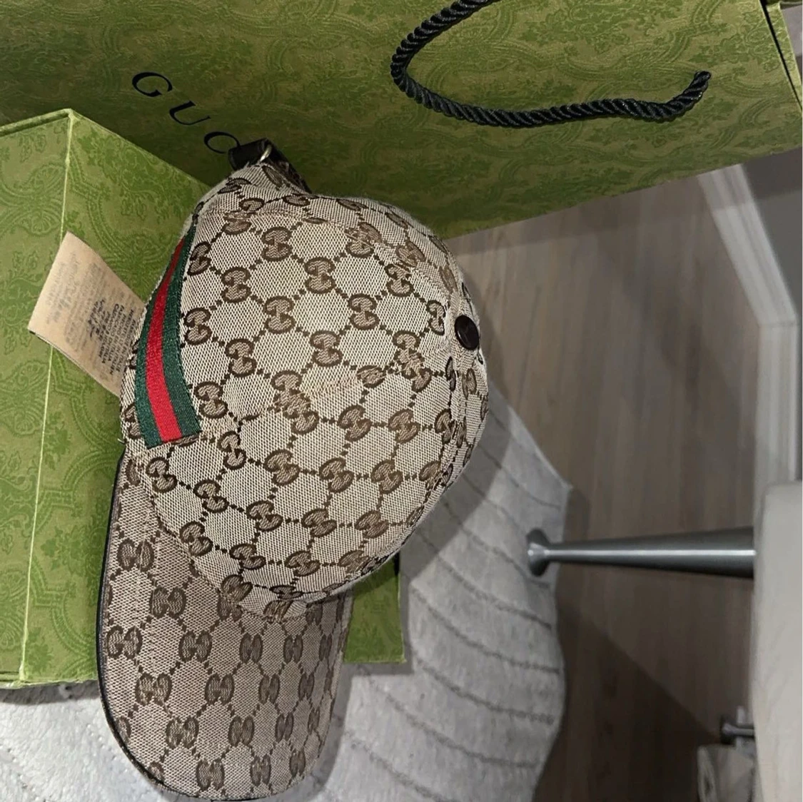 Beige keps från Gucci box samt påse medkommer  - 92