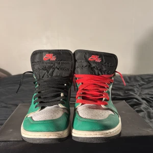 Nike Air Jordans 1 lucky Green - Jordan 1 size 43 använda med crease skydd. OG Box och tre skosnören i olika färger följer med