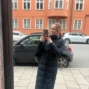 Lång dunjacka  - Den varmaste jacka som finns! Inget i skicket att anmärka men små märken vid halsen från smink (se bild). Väldigt subtilt men nämner det såklart ändå!  Barnstorlek men passar mig som är XS och 162cm, se bild för referens. Nypris 1199kr