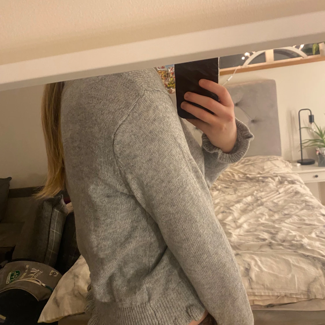 Grå kofta med volangdetaljer - 90