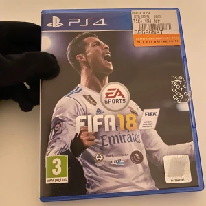 FIFA 18 för PS4 - FIFA 18 till PlayStation 4, ett fotbollsspel från EA Sports. Spelet erbjuder realistisk grafik och spelupplevelse med funktioner som Real Player Motion Tech och FIFA Ultimate Team. Perfekt för fotbollsfans som vill uppleva spänningen på planen. Använt I 2 månader funkar galant.