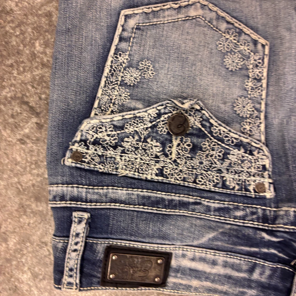 Blå jeans med broderade detaljer - 91