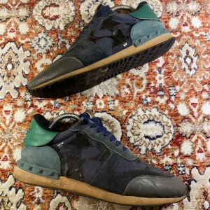 Valentino Rockrunners  - Hej! Säljer nu mina skor från märket Valentino , storlek 42/43,  bra skick bara att dem är lite skadade se sista bilden tveka inte på att höra av dig om du har frågor eller funderingar kring skorna!